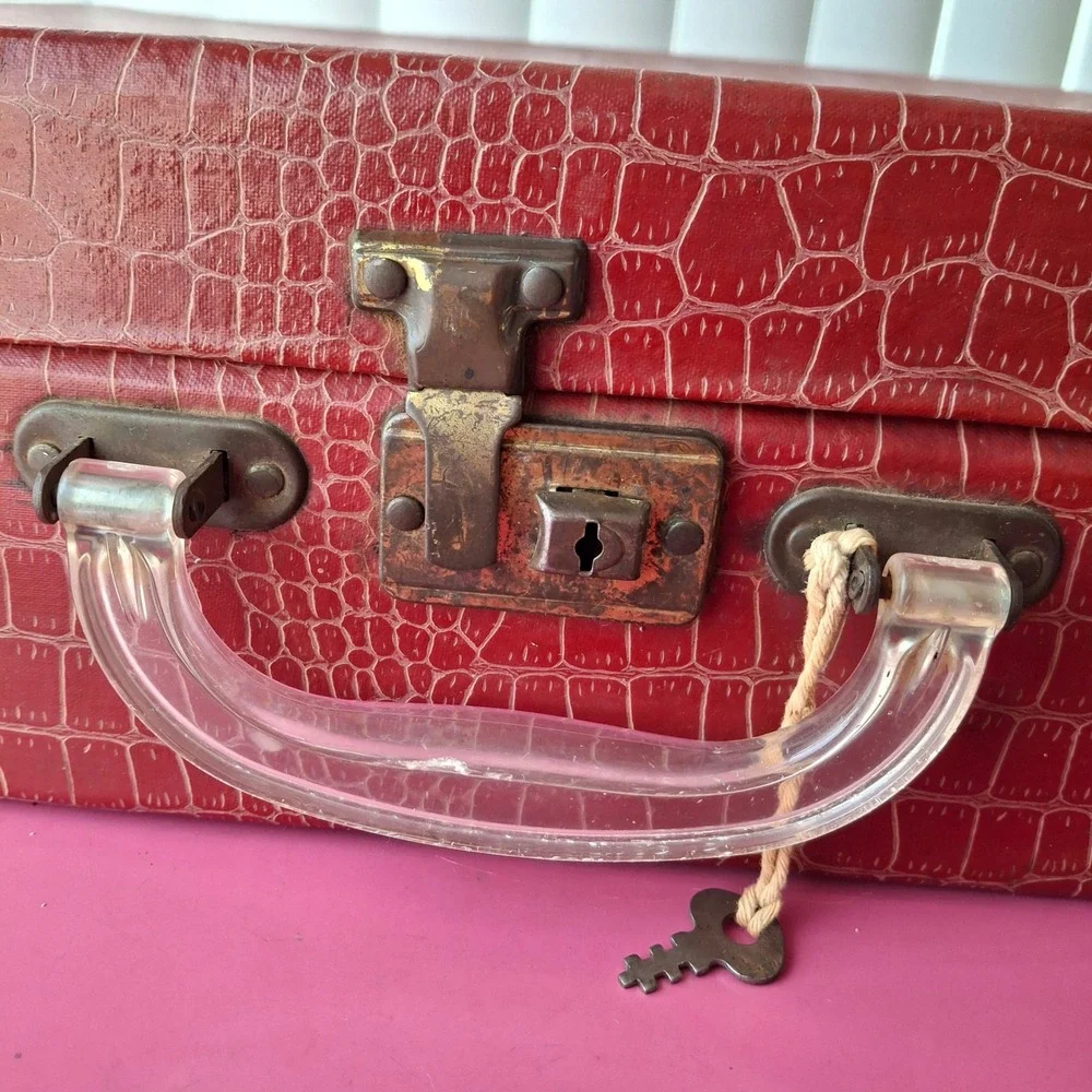 Vintage Red Faux Croc Overnight Train Case Lucite Handle Hurd Co Kansas City MO